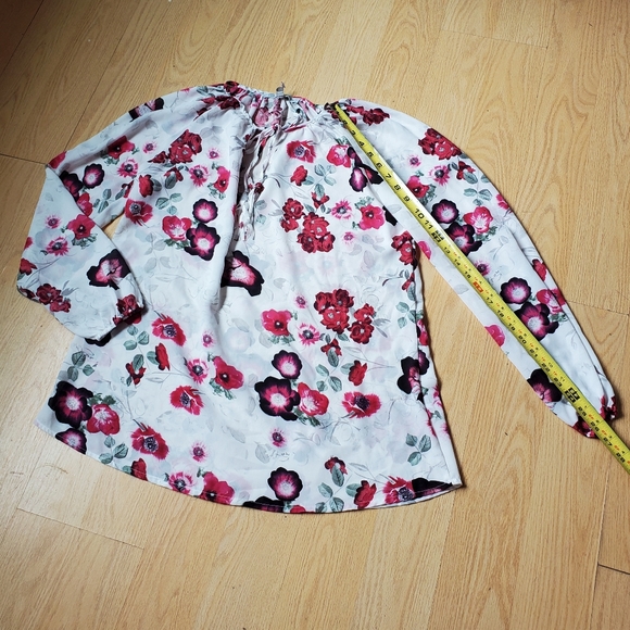 Daisy Fuentes Woman's Size M, Long Sleeve Chiffon Floral Blouse. - Picture 7 of 7